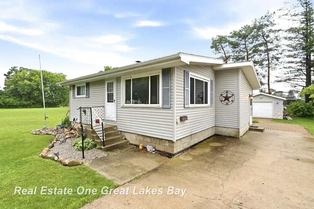 335 N Silver Street Bad Axe City MI 48413