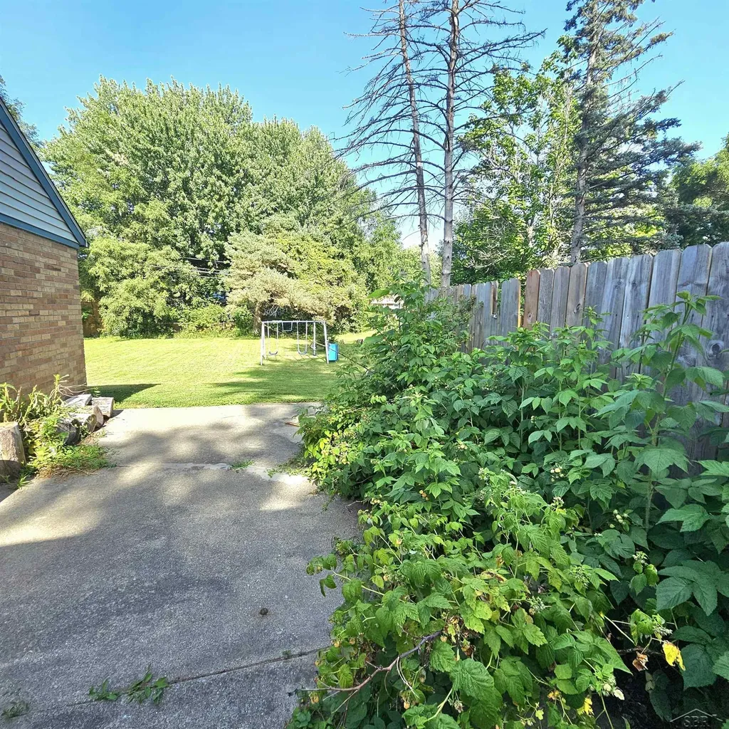 1241 Pius Street Saginaw Charter Township MI 48638