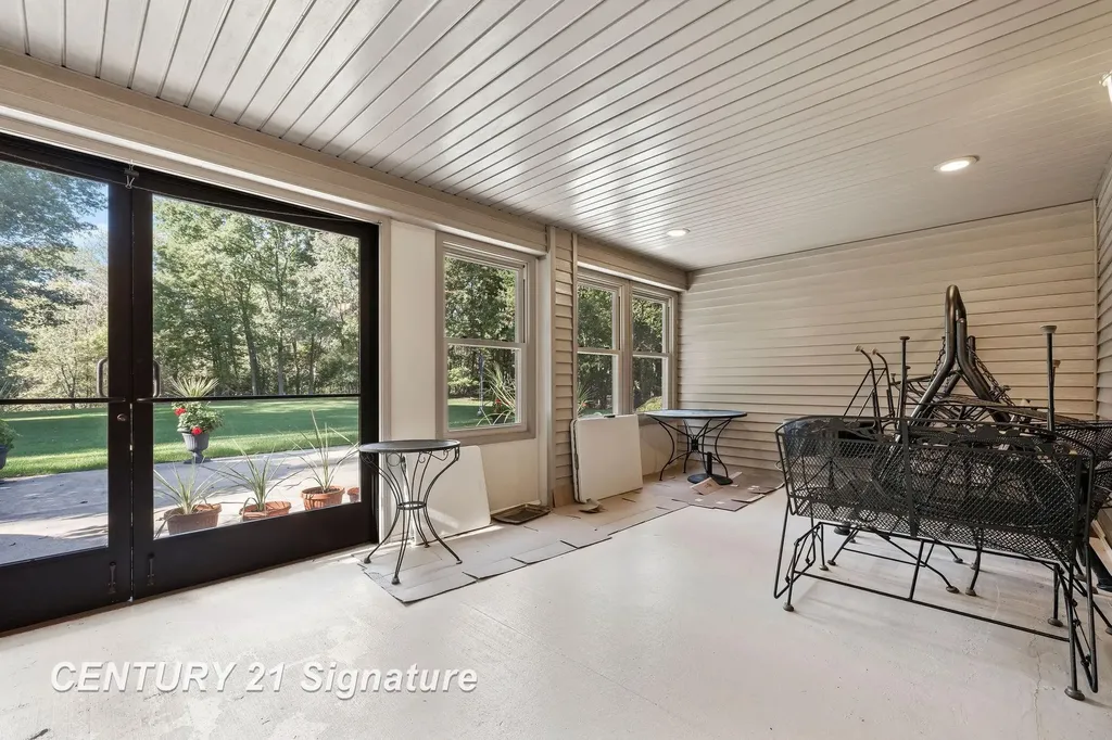 3137 Midland Road Saginaw Charter Township MI 48603