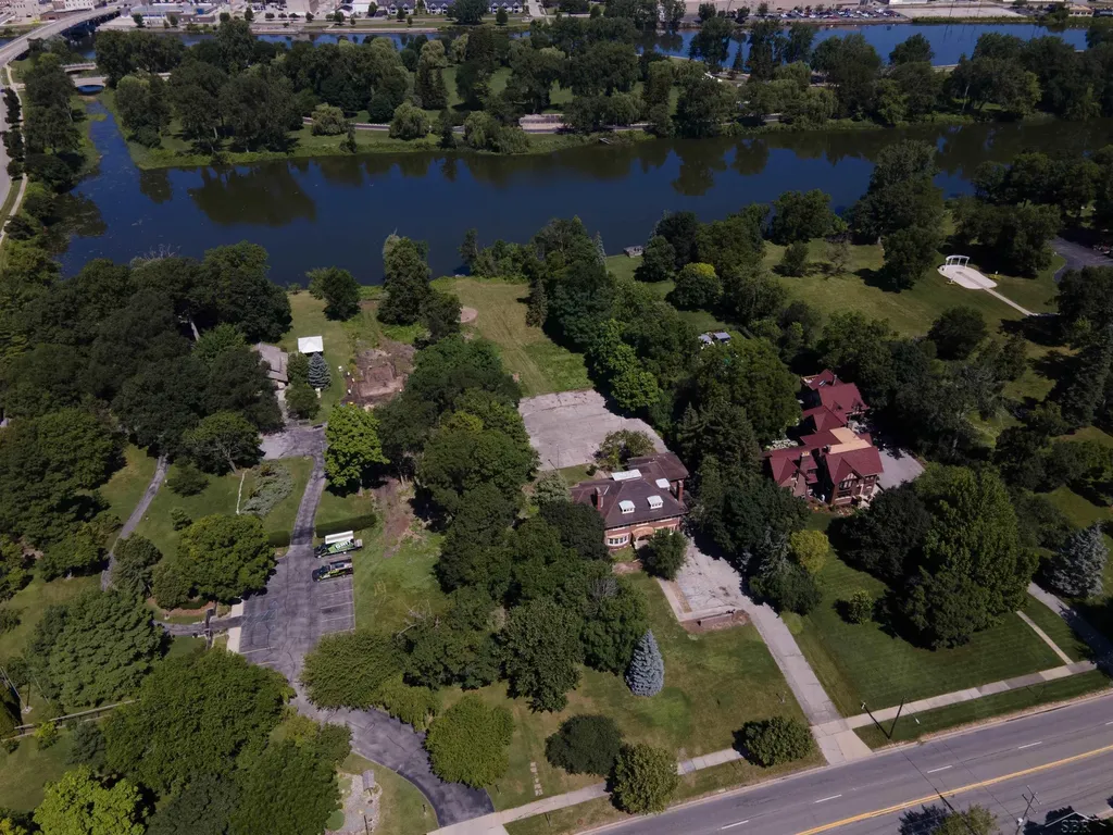 1647 S Washington Avenue Saginaw City MI 48607