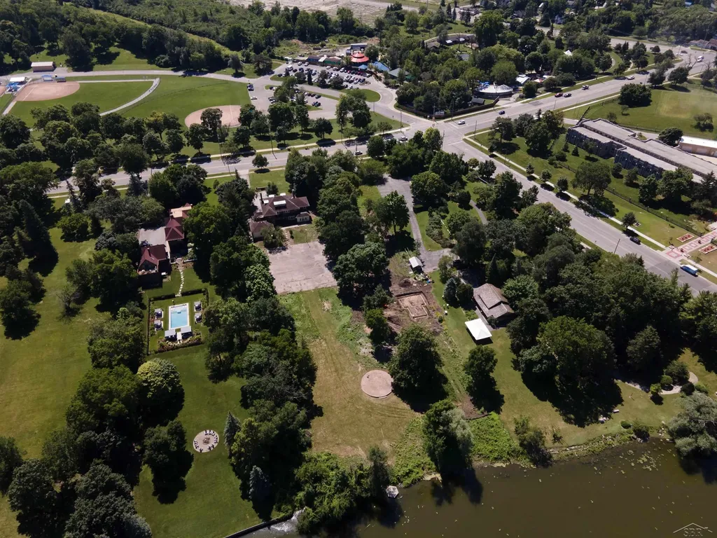1647 S Washington Avenue Saginaw City MI 48607