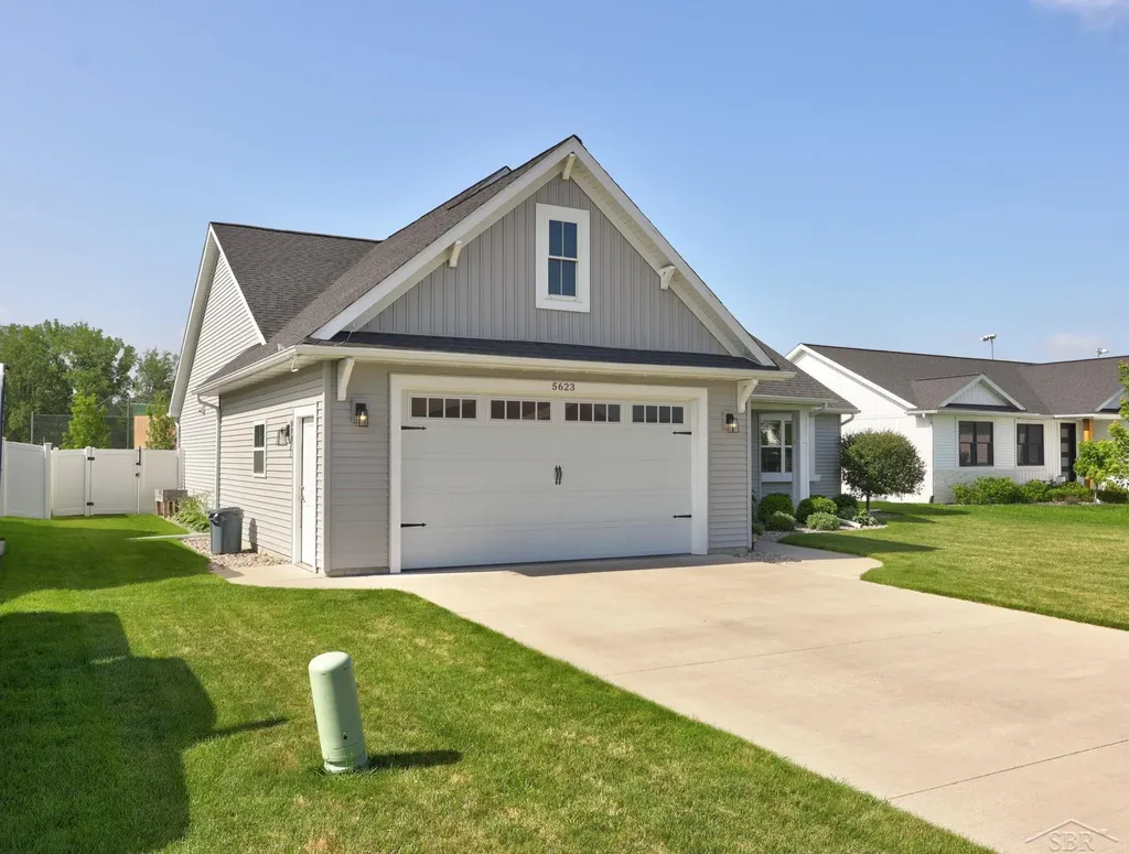 5623 S Stone Briar Lane Tittabawassee Township MI 48623