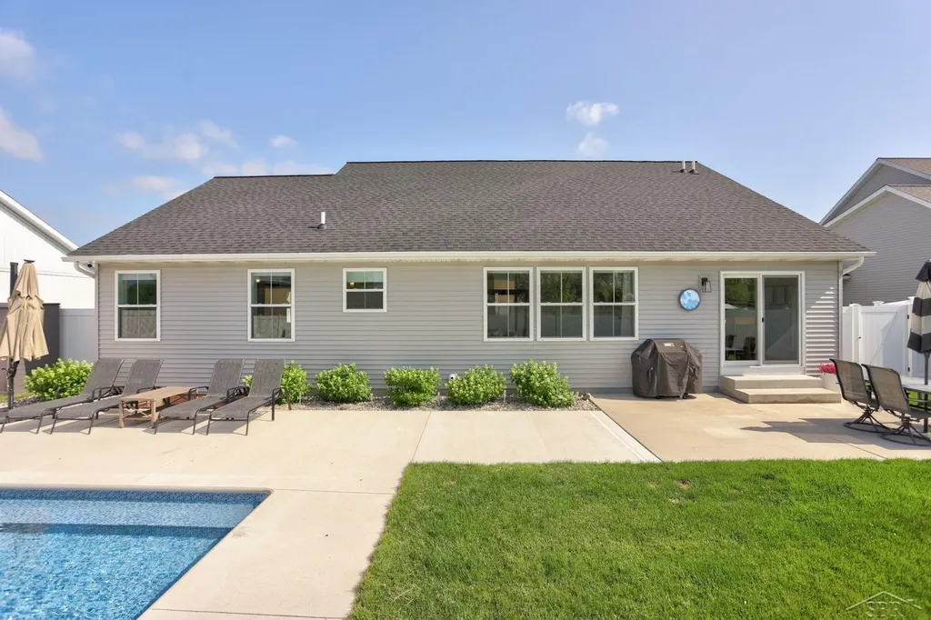 5623 S Stone Briar Lane Tittabawassee Township MI 48623