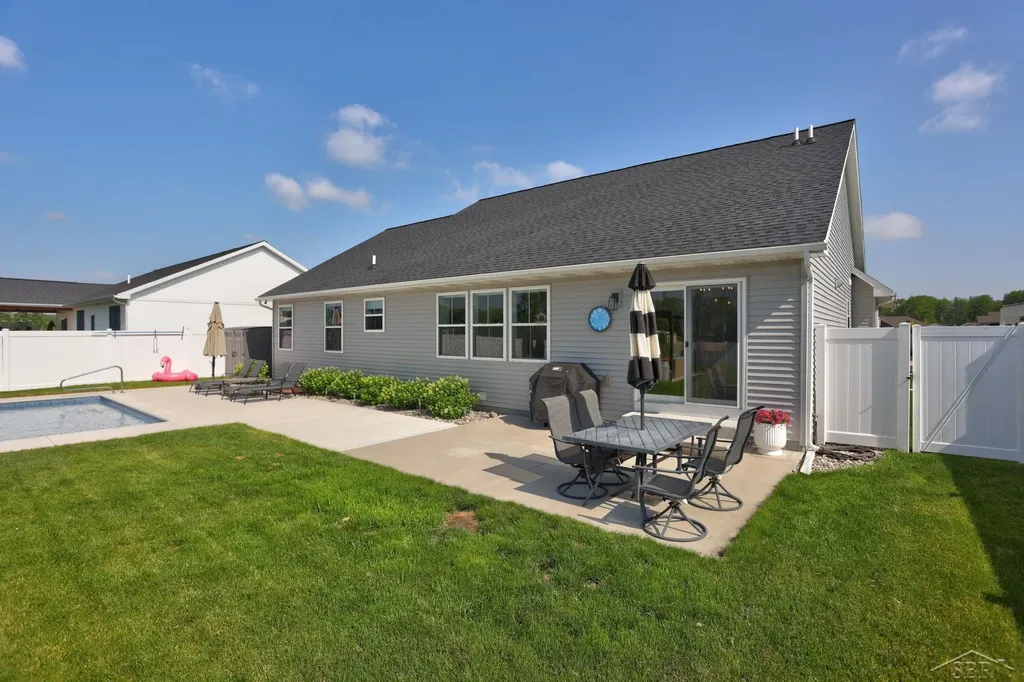 5623 S Stone Briar Lane Tittabawassee Township MI 48623