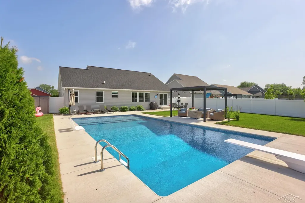 5623 S Stone Briar Lane Tittabawassee Township MI 48623