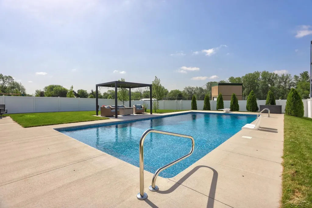 5623 S Stone Briar Lane Tittabawassee Township MI 48623