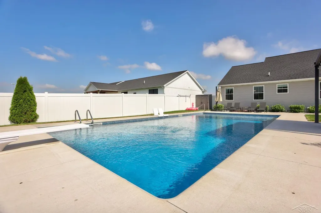 5623 S Stone Briar Lane Tittabawassee Township MI 48623