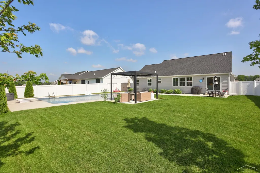 5623 S Stone Briar Lane Tittabawassee Township MI 48623