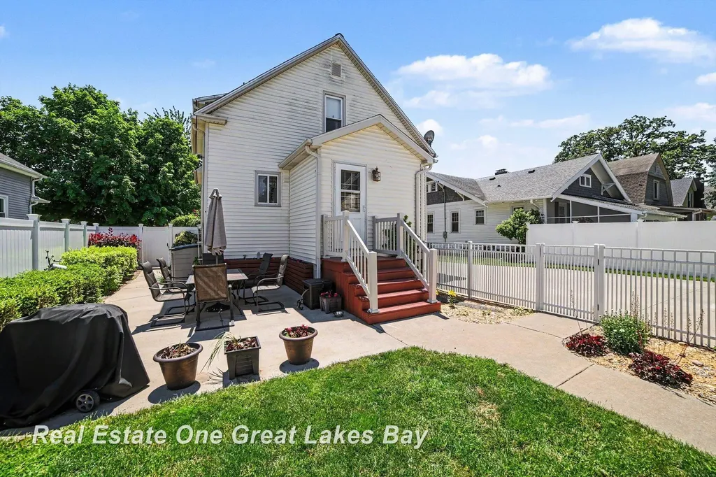 2107 10th Street Bay City City MI 48708