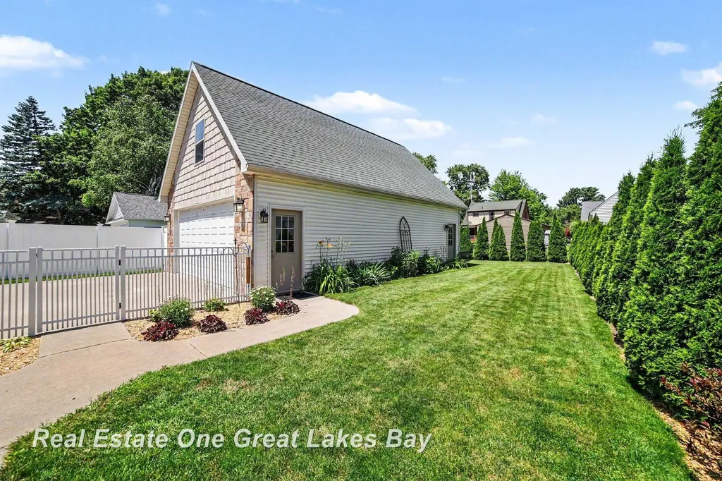 2107 10th Street Bay City City MI 48708