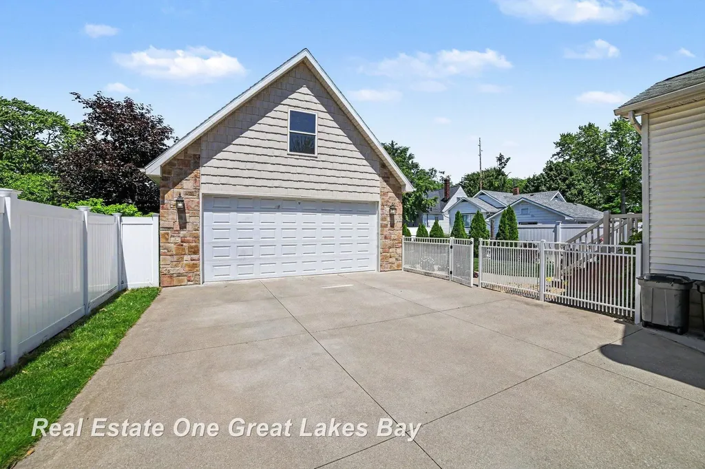 2107 10th Street Bay City City MI 48708