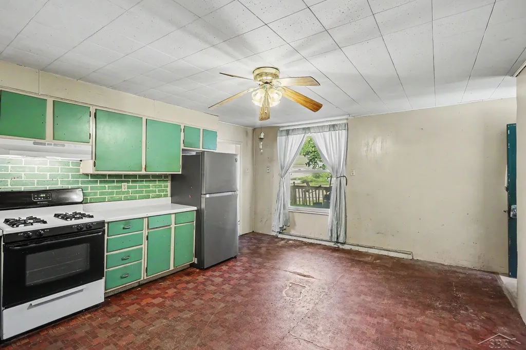 422 S Saginaw Street St. Charles Village MI 48655