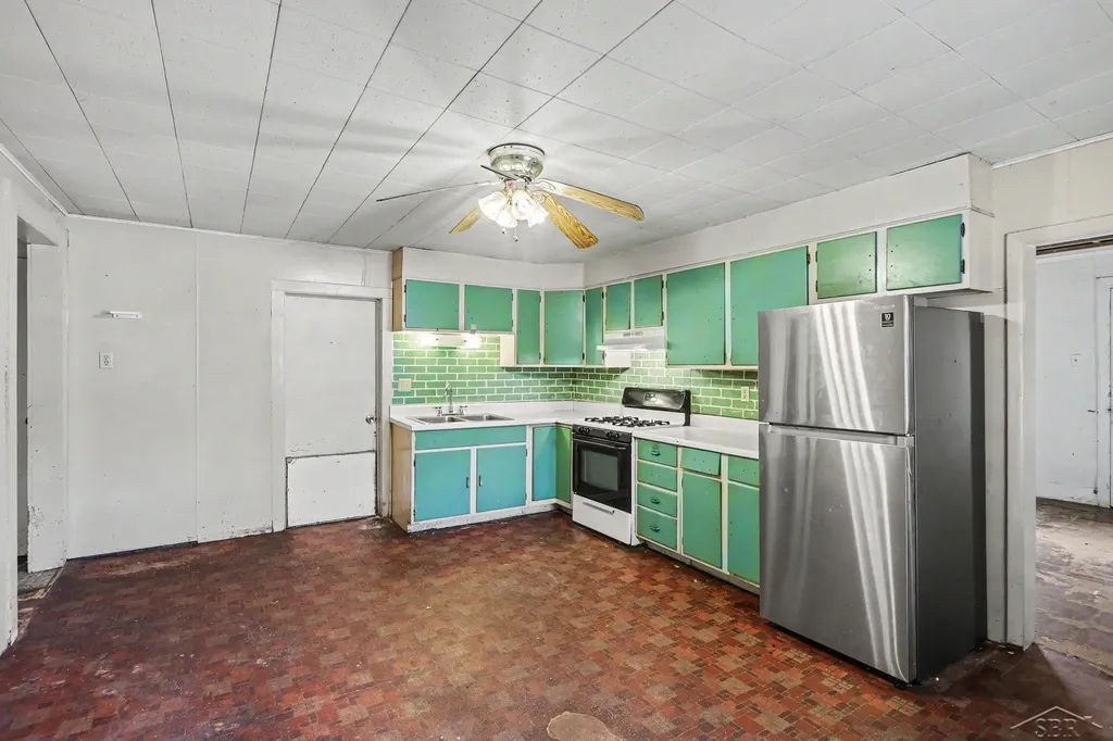 422 S Saginaw Street St. Charles Village MI 48655