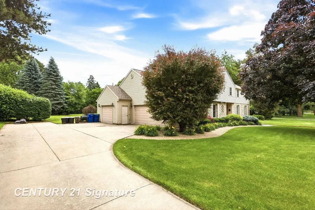 14 Edgewood Road Saginaw Charter Township MI 48602
