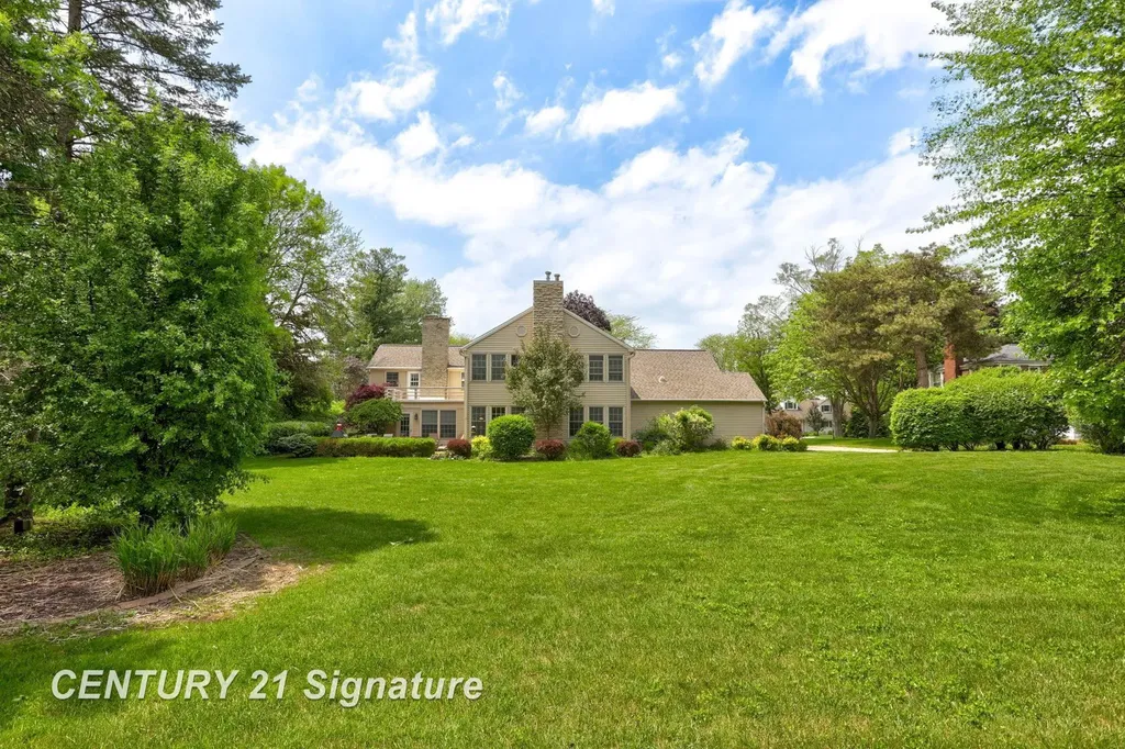 14 Edgewood Road Saginaw Charter Township MI 48602