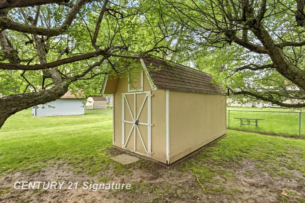 2804 Courtland Place Saginaw Charter Township MI 48603