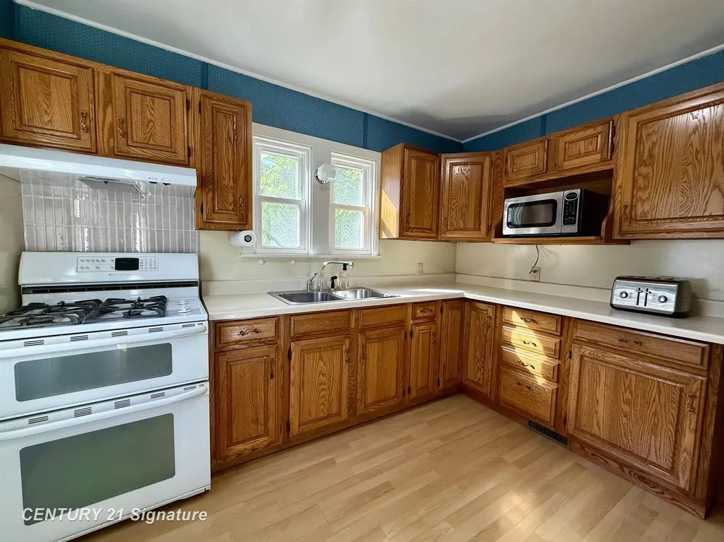 212 Auburn Street Midland City MI 48640
