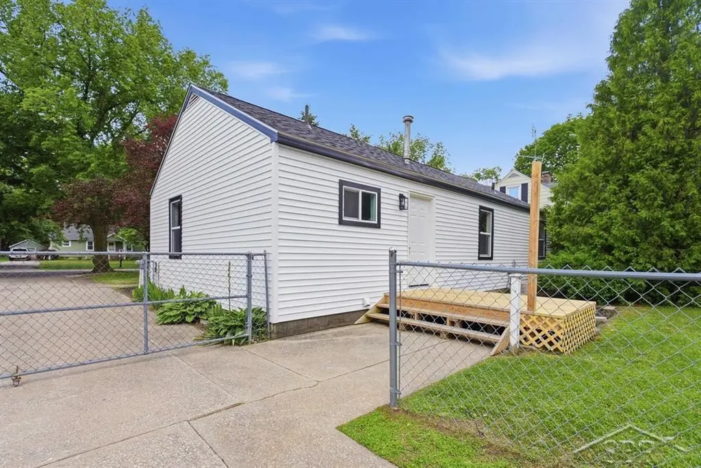 2805 E Ashman Street Midland City MI 48642