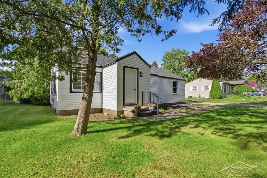 2805 E Ashman Street Midland City MI 48642