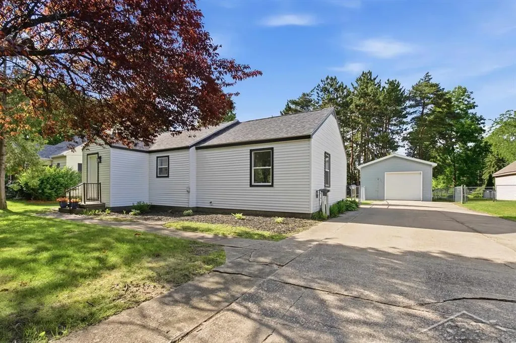 2805 E Ashman Street Midland City MI 48642