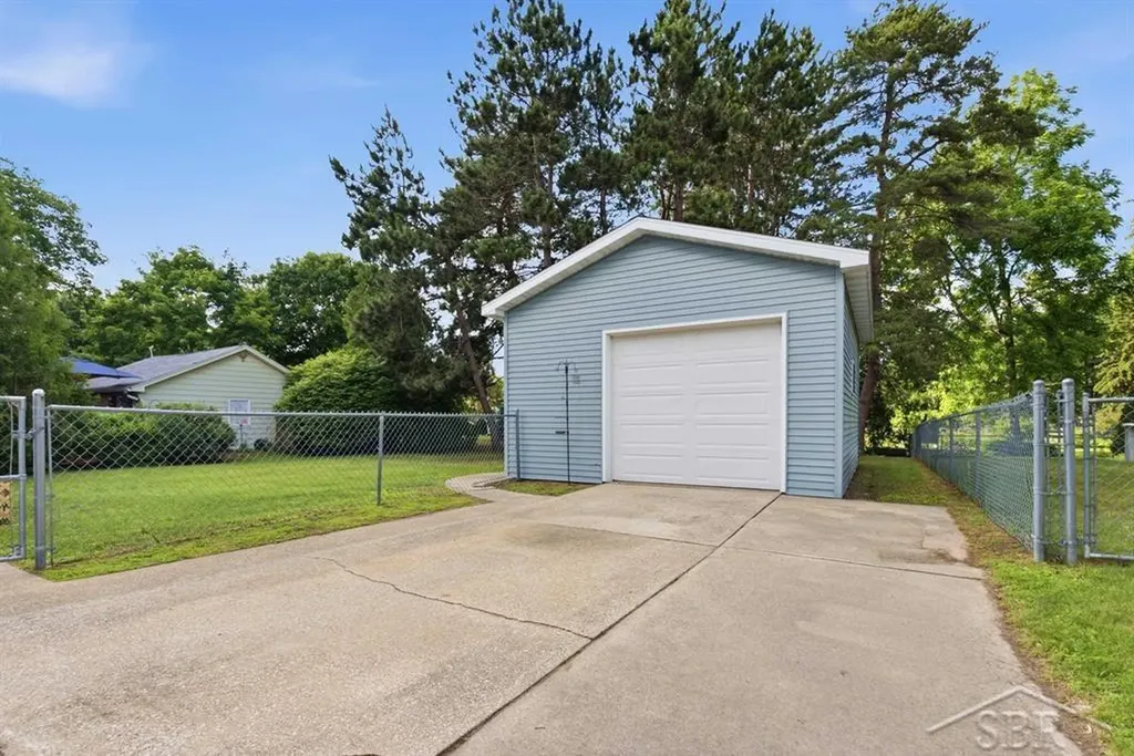 2805 E Ashman Street Midland City MI 48642