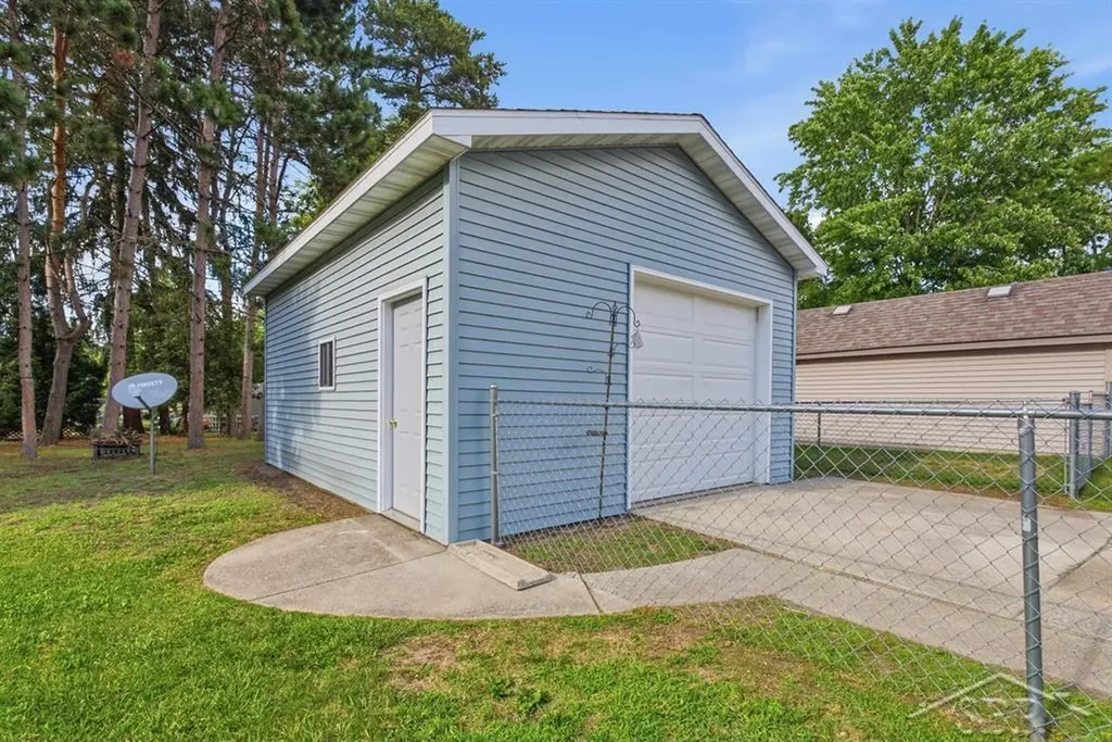 2805 E Ashman Street Midland City MI 48642