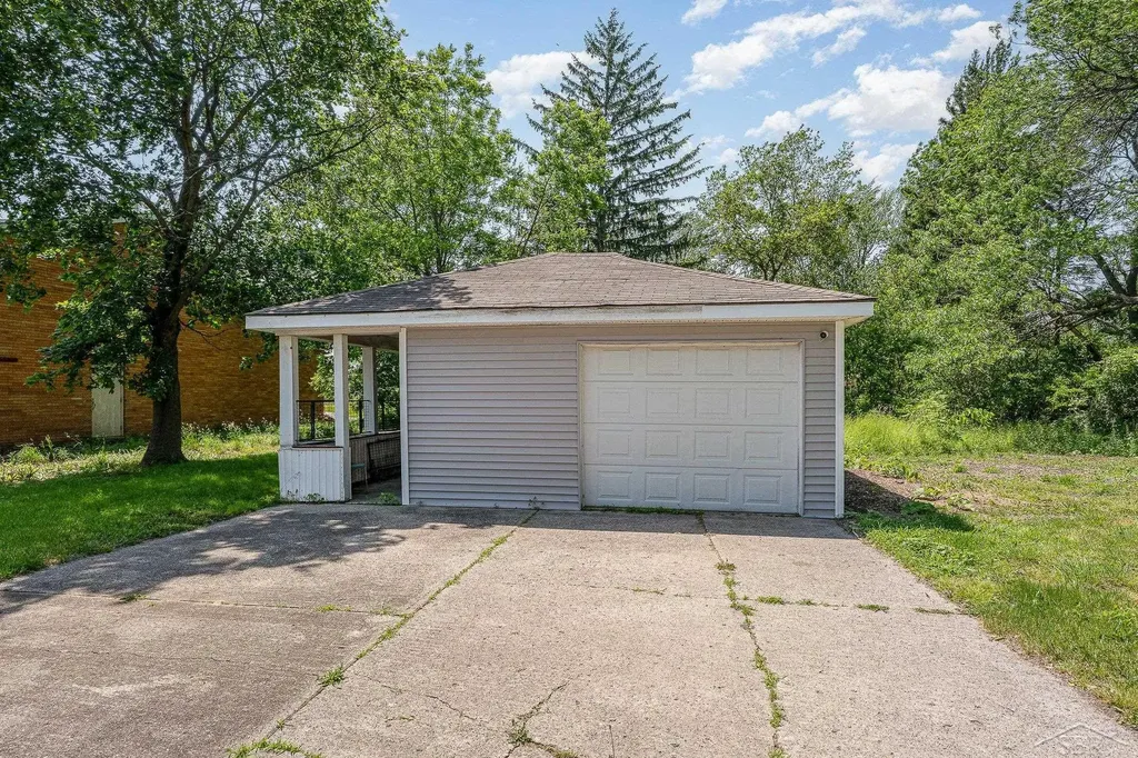 2411 Sheridan Avenue Saginaw City MI 48601