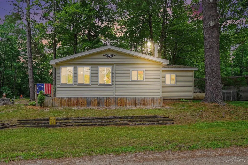 2322 Tittabawasee Avenue Bourret Township MI 48610