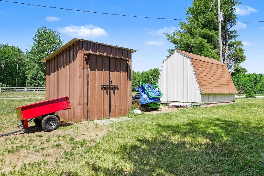 2424 E Shaffer Road Mills Township MI 48642