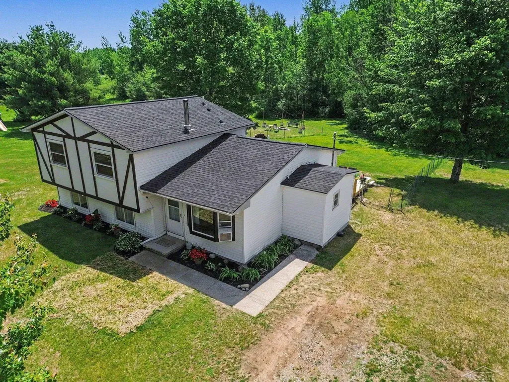 2424 E Shaffer Road Mills Township MI 48642