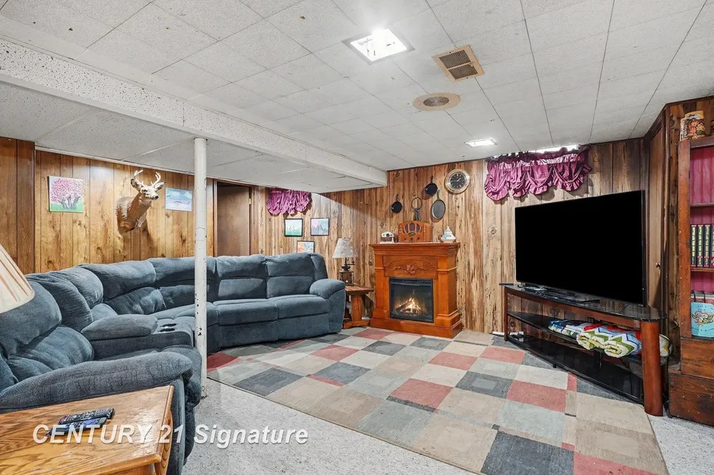 220 S 7th Street Tittabawassee Township MI 48623