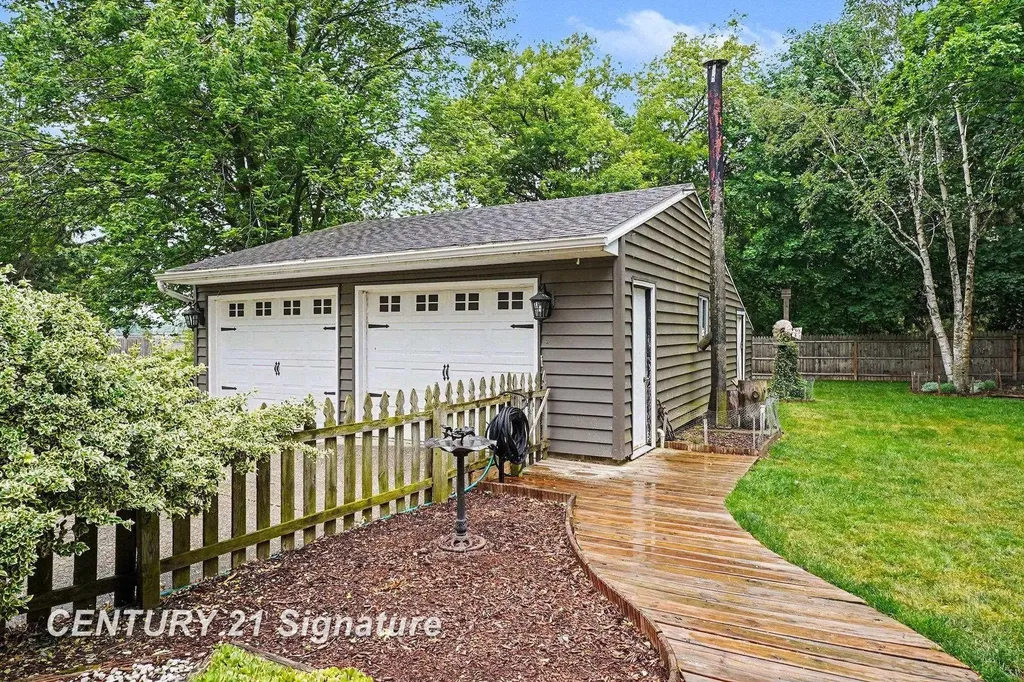 220 S 7th Street Tittabawassee Township MI 48623