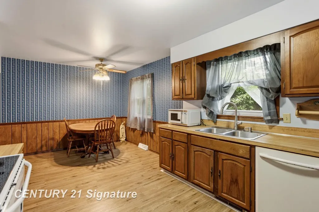 2380 E Gatesboro Drive Saginaw Charter Township MI 48603