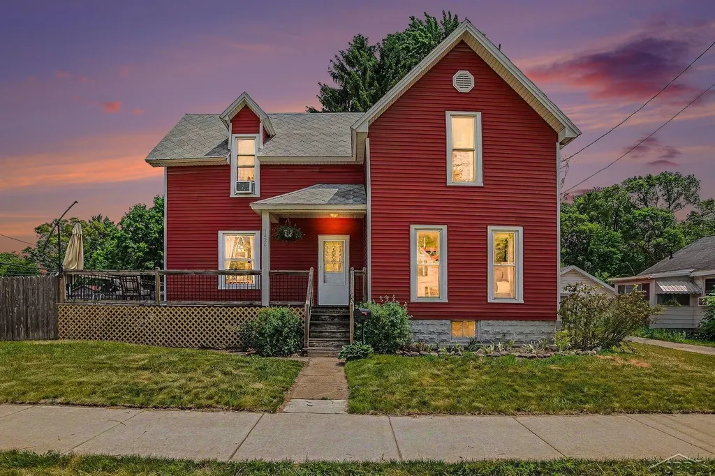 1424 N Trumbull Street Bay City City MI 48708
