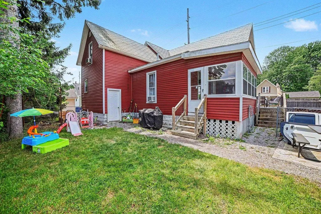 1424 N Trumbull Street Bay City City MI 48708