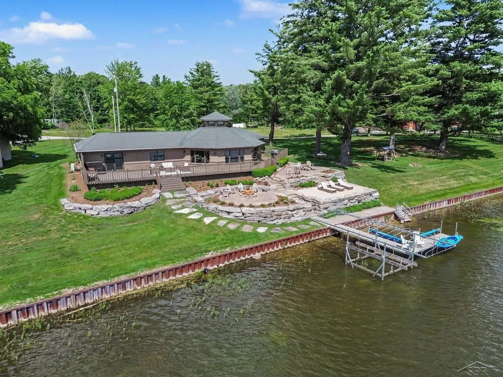 4991 N Pointe Drive Edenville Township MI 48657