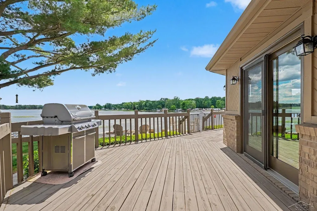 4991 N Pointe Drive Edenville Township MI 48657