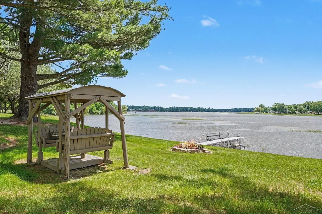 4991 N Pointe Drive Edenville Township MI 48657