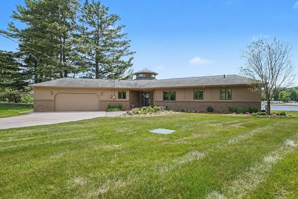 4991 N Pointe Drive Edenville Township MI 48657