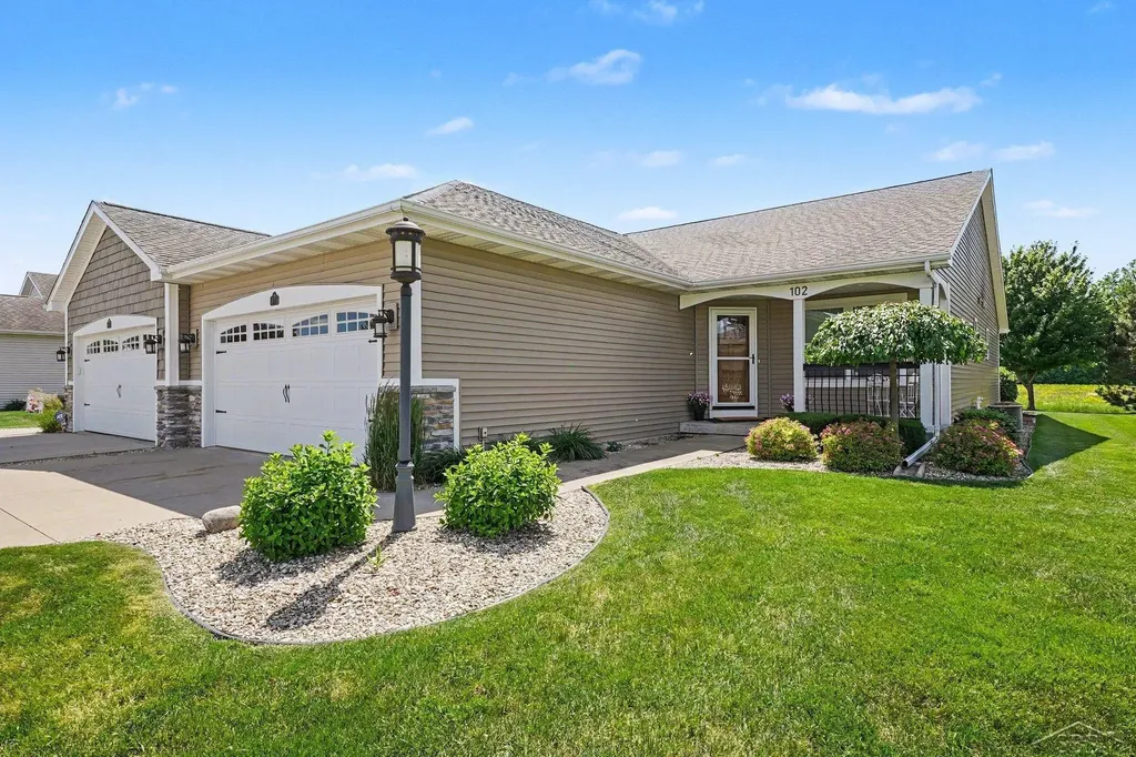 102 Tuscany Circle Saginaw Charter Township MI 48603