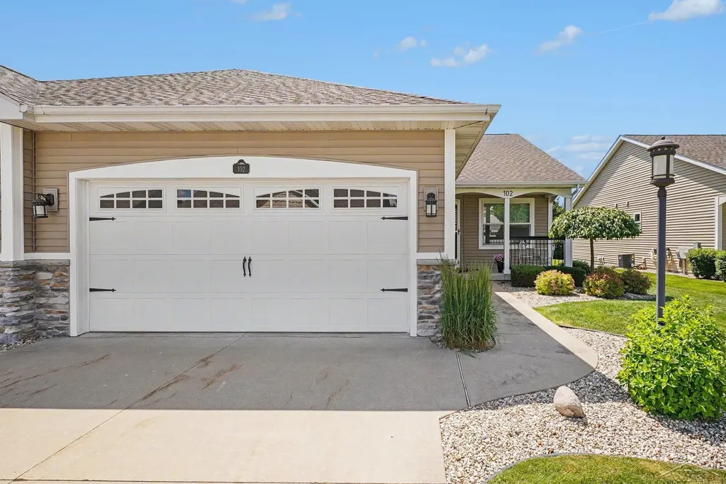 102 Tuscany Circle Saginaw Charter Township MI 48603