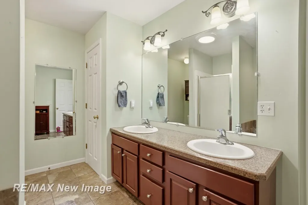 6097 Foxwood Court Saginaw Charter Township MI 48638
