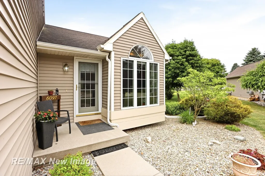 6097 Foxwood Court Saginaw Charter Township MI 48638
