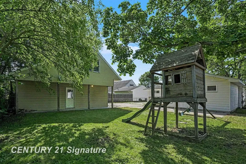 386 E Perkins Street Merrill Village MI 48637