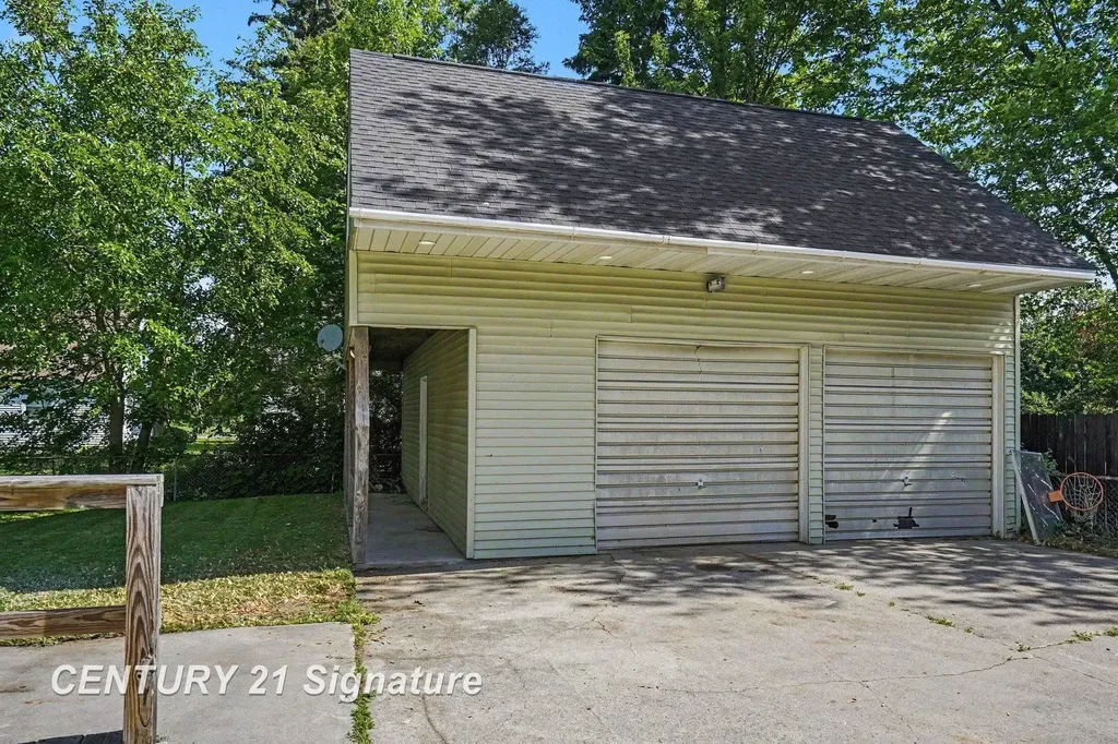 386 E Perkins Street Merrill Village MI 48637