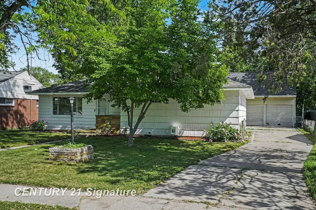 386 E Perkins Street Merrill Village MI 48637