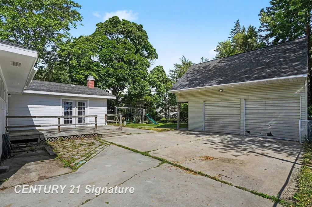386 E Perkins Street Merrill Village MI 48637