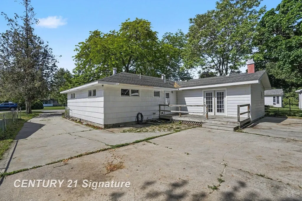 386 E Perkins Street Merrill Village MI 48637