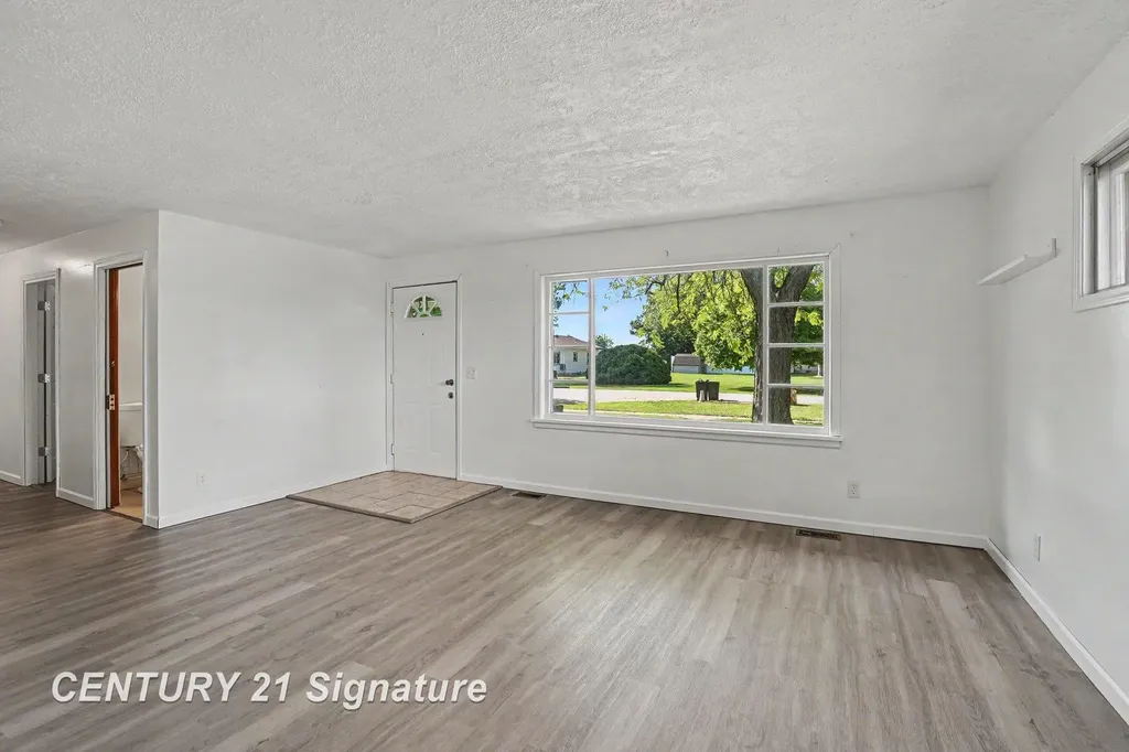 386 E Perkins Street Merrill Village MI 48637