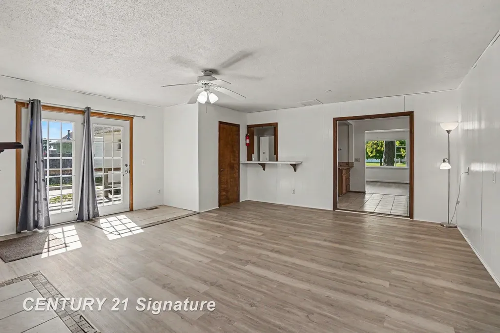386 E Perkins Street Merrill Village MI 48637